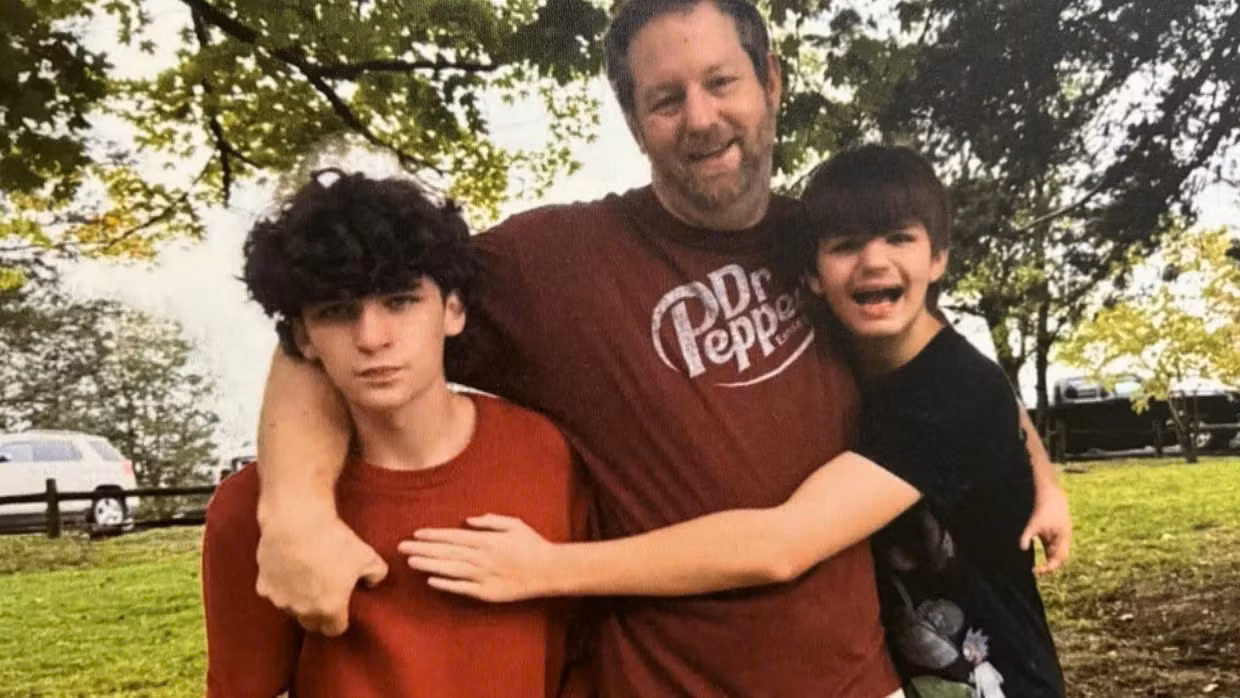 Elijah (trái), người cha John Burnett và em trai cậu. Ảnh: CBS News Elijah (trái), người cha John Burnett và em trai cậu. Ảnh: CBS News