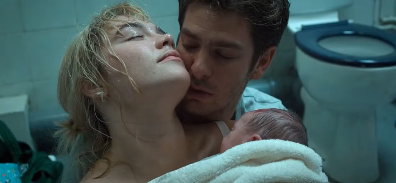 Florence và Andrew diễn phân đoạn sinh con trong nhà vệ sinh ở trạm xăng gây xúc động mạnh.