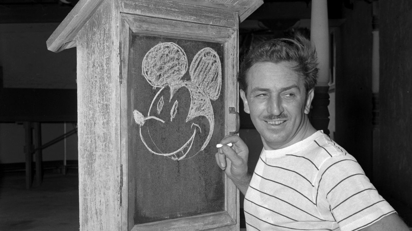 Nhân viên Walt Disney chụp ảnh với một bức vẽ chuột Mickey vào năm 1941. Ảnh: AP