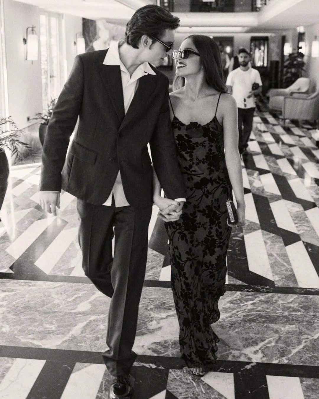 Louis Partridge và Olivia Rodrigo gây chú ý tại Liên hoan phim quốc tế Venice lần thứ 81. Ảnh: Alessandro Bremec/@louispartridge_ Louis Partridge và Olivia Rodrigo gây chú ý tại Liên hoan phim quốc tế Venice lần thứ 81. Ảnh: Alessandro Bremec/@louispartridge_