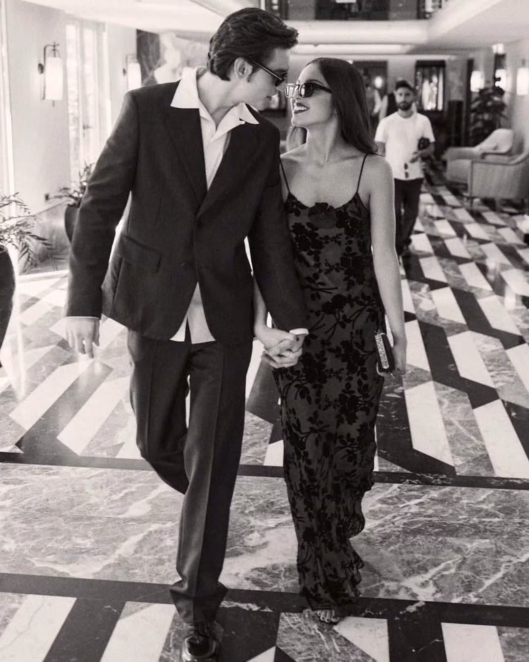 Louis Partridge và Olivia Rodrigo gây chú ý tại Liên hoan phim quốc tế Venice lần thứ 81. Ảnh: Alessandro Bremec/@louispartridge_
