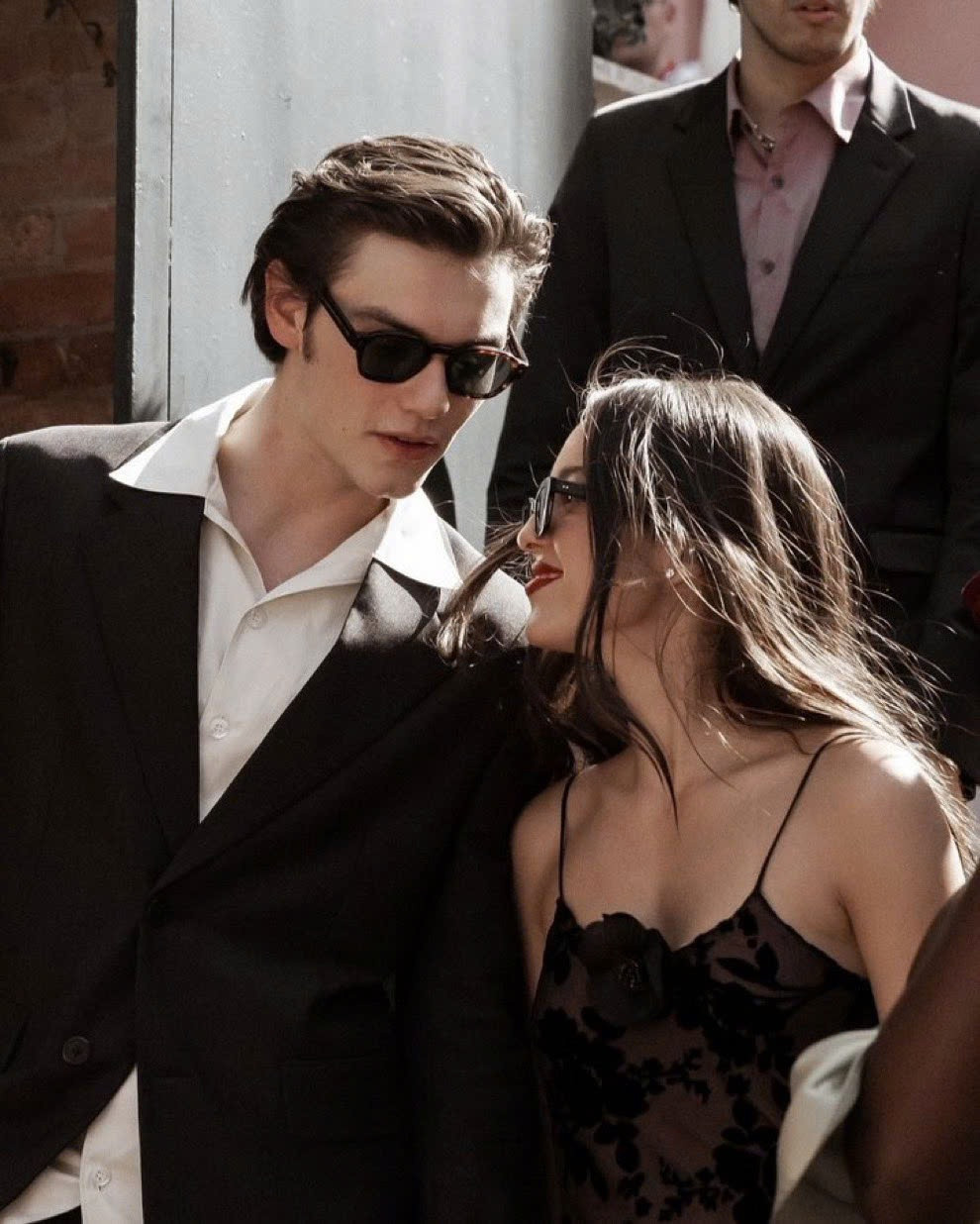 Sự tương đồng về phong cách lẫn thần thái của Louis và Olivia (trái) với vợ chồng nhà Cullen. Sự tương đồng về phong cách lẫn thần thái của Louis và Olivia (trái) với vợ chồng nhà Cullen.