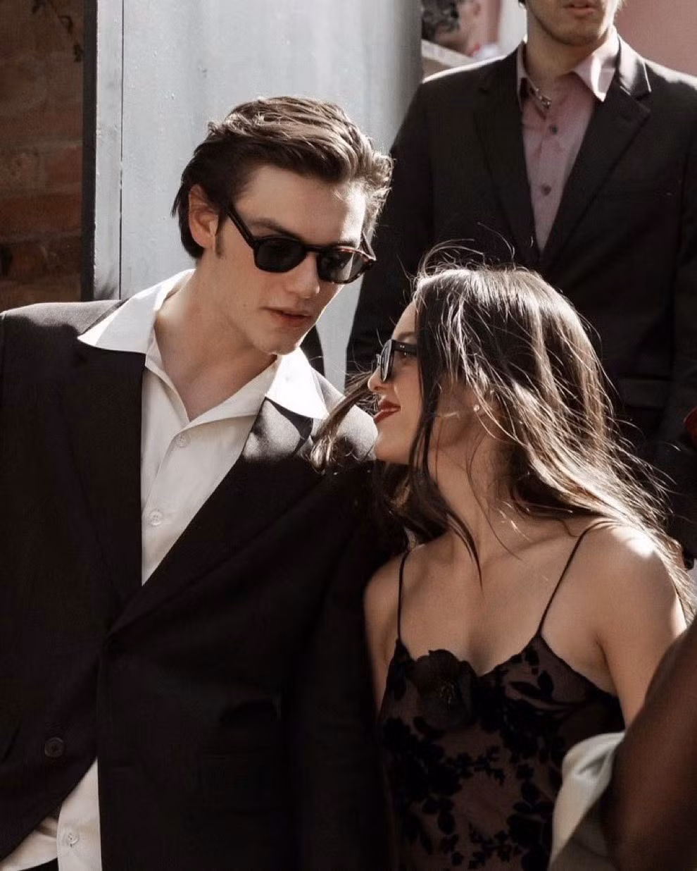 Sự tương đồng về phong cách lẫn thần thái của Louis và Olivia (trái) với vợ chồng nhà Cullen.