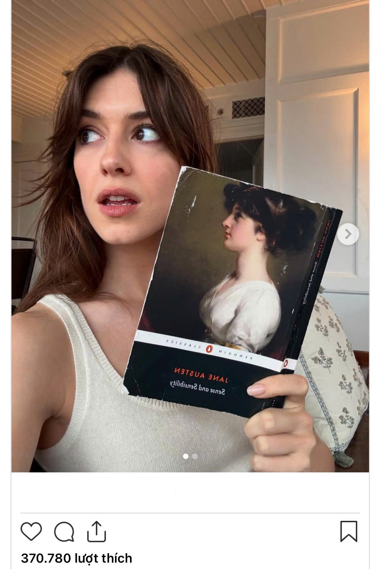 Nữ diễn viên chia sẻ tin vui trên Instagram cá nhân cùng cuốn tiểu thuyết cũ của Austen. Ảnh: daisyedgarjones Nữ diễn viên chia sẻ tin vui trên Instagram cá nhân cùng cuốn tiểu thuyết cũ của Austen. Ảnh: daisyedgarjones