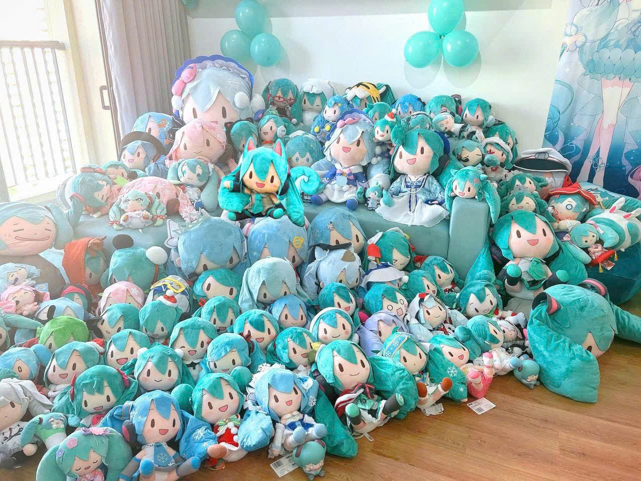 Số lượng gấu bông Miku của một người hâm mộ cô nàng ở Việt Nam. Ảnh: Nhà Trẻ Migu