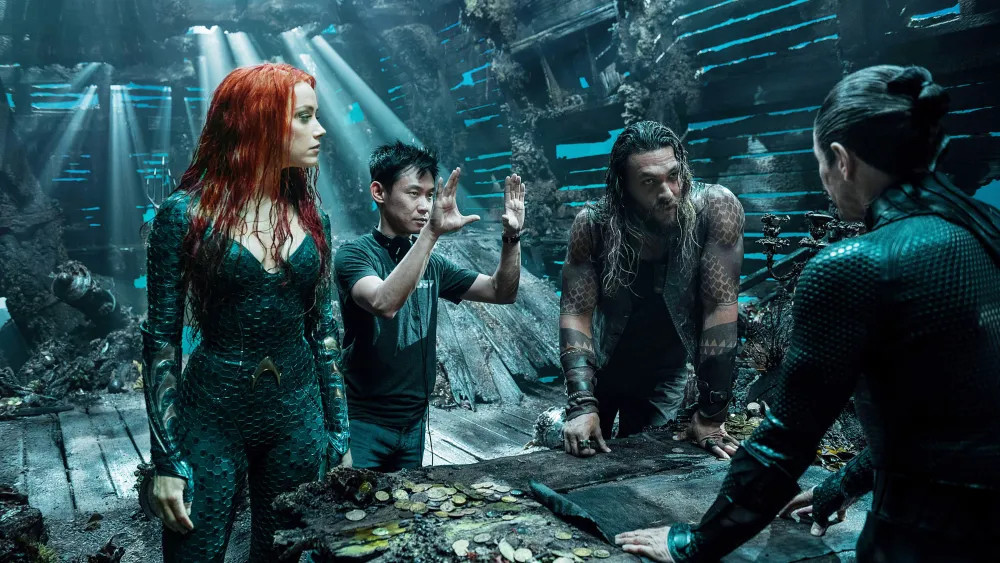 Đạo diễn James Wan chỉ đạo trên phim trường "Aquaman" (2018). Đạo diễn James Wan chỉ đạo trên phim trường "Aquaman" (2018).