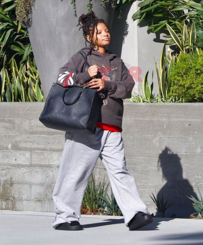 Nữ diễn viên diện trang phục thoải mái ra phố cùng bạn trai. Ảnh: Splash News Nữ diễn viên diện trang phục thoải mái ra phố cùng bạn trai. Ảnh: Splash News