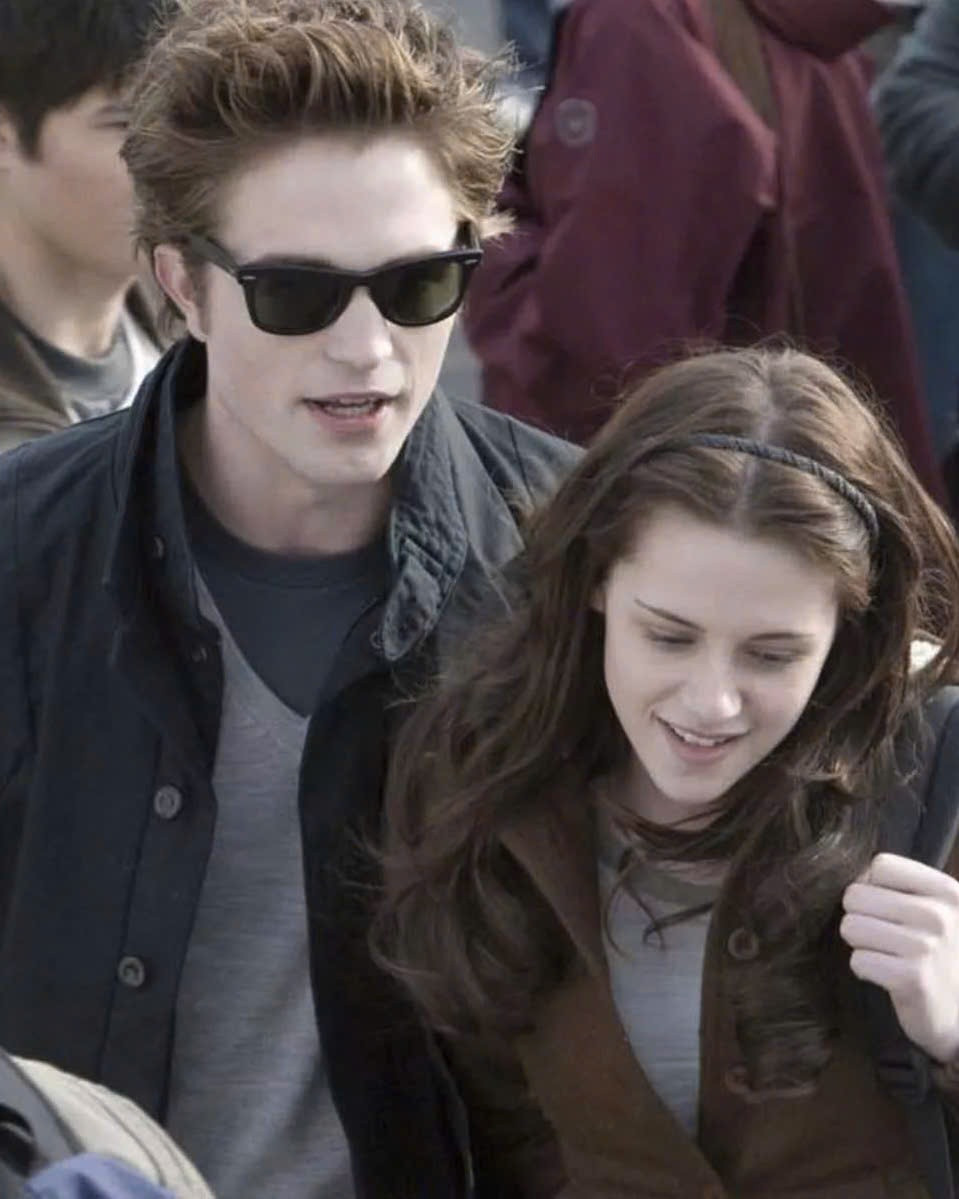 Sự tương đồng về phong cách lẫn thần thái của Louis và Olivia (trái) với vợ chồng nhà Cullen. Sự tương đồng về phong cách lẫn thần thái của Louis và Olivia (trái) với vợ chồng nhà Cullen.