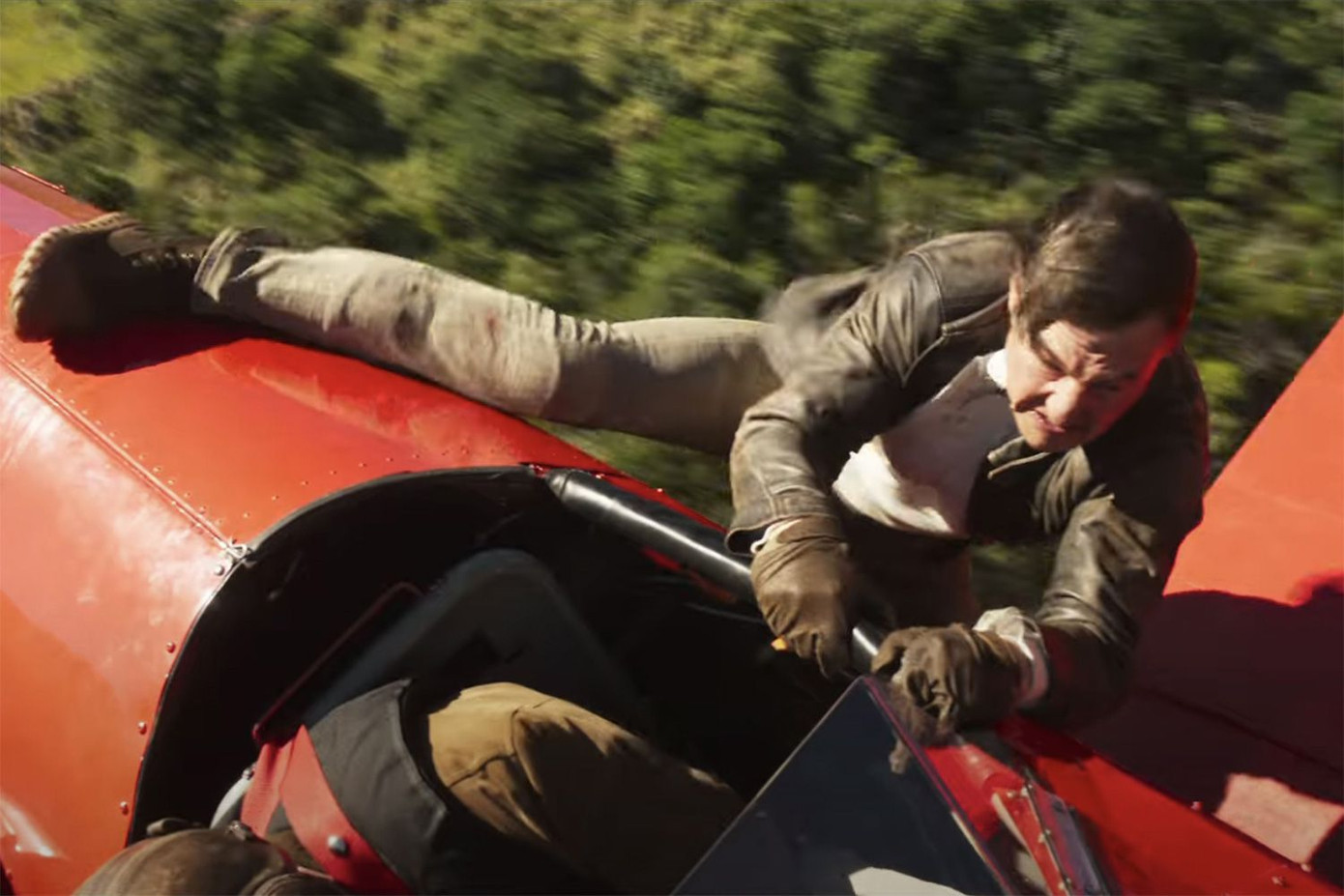 Tương tự các phần phim trước, tài tử Tom Cruise tự mình thực hiện các cảnh quay mạo hiểm mà không dùng diễn viên đóng thế.