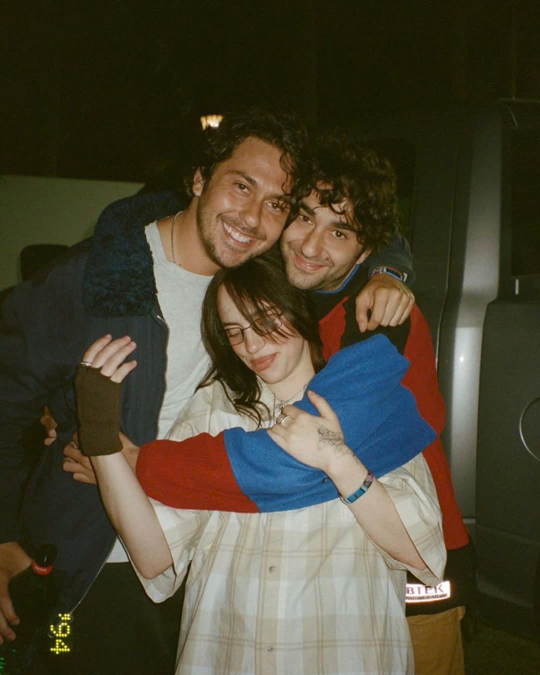 Nat Wolff (trái) và em trai Alex Wolff chung khung hình cùng Billie Eilish.