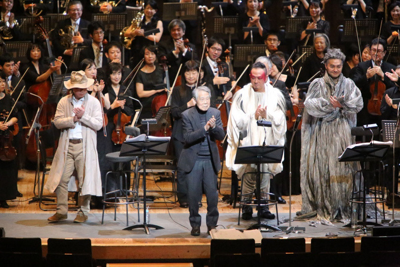 Michio Mamiya trên sân khấu buổi diễn opera "Clairvoyant Monkey Painter" vào năm 2019. Ảnh: Manabu Shibuya