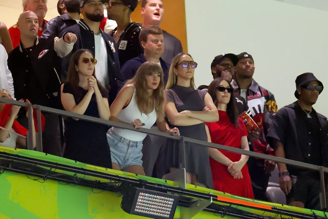 Taylor Swift diện trang phục thoải mái đến cổ vũ bạn trai. Ảnh: Getty Images Taylor Swift diện trang phục thoải mái đến cổ vũ bạn trai. Ảnh: Getty Images