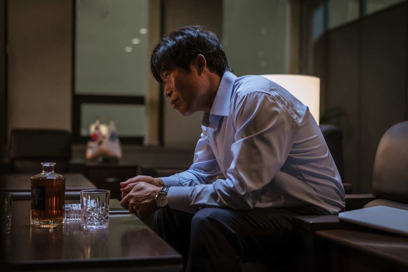 Thần thái chuẩn "kẻ thủ ác" của Yoo Hai Jin trong phim. Ảnh: CJ HK Entertainment Thần thái chuẩn "kẻ thủ ác" của Yoo Hai Jin trong phim. Ảnh: CJ HK Entertainment