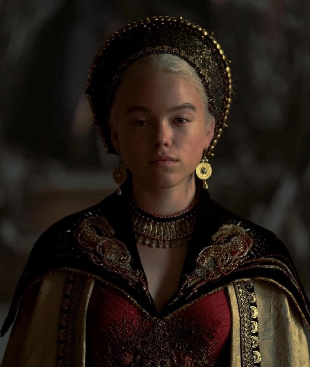 Tạo hình quyền quý của Milly Alcock trong "House of the Dragon". Tạo hình quyền quý của Milly Alcock trong "House of the Dragon".