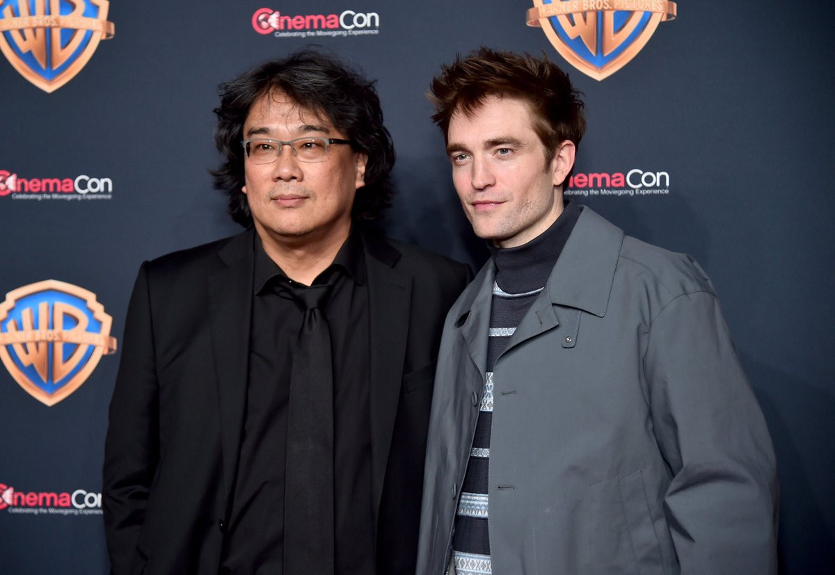 Bong Joon Ho và Robert Pattinson tại sự kiện CinemaCon diễn ra hồi tháng 4.