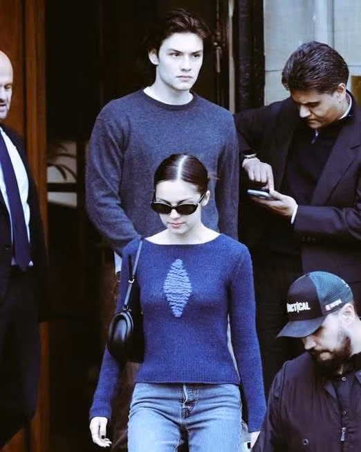 Sự tương đồng về phong cách lẫn thần thái của Louis và Olivia (trái) với vợ chồng nhà Cullen.