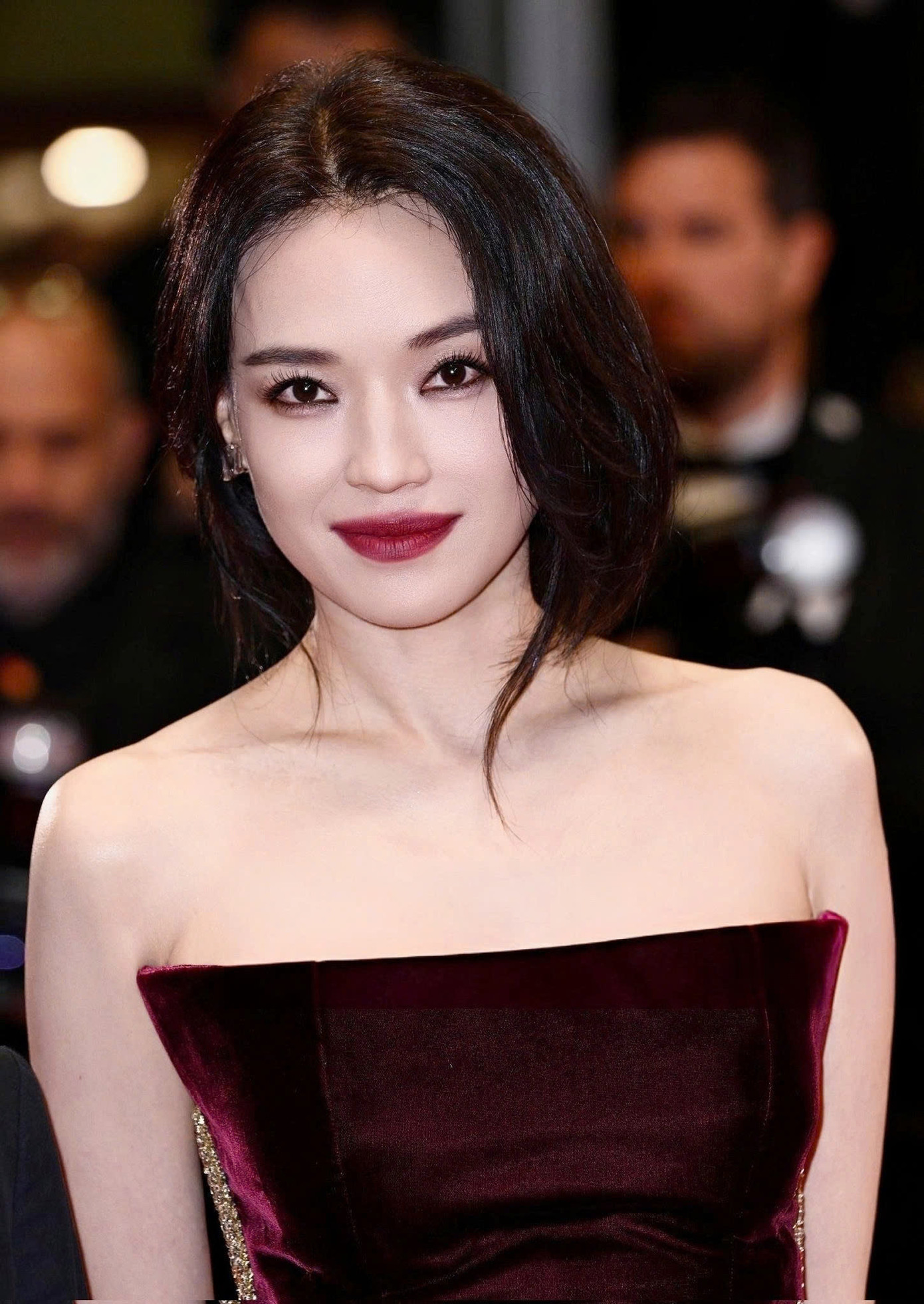 Thư Kỳ gây ấn tượng bởi nhan sắc sắc sảo, thách thức cả ống kính "hung thần" quốc tế. Ảnh: Getty Images Thư Kỳ gây ấn tượng bởi nhan sắc sắc sảo, thách thức cả ống kính "hung thần" quốc tế. Ảnh: Getty Images