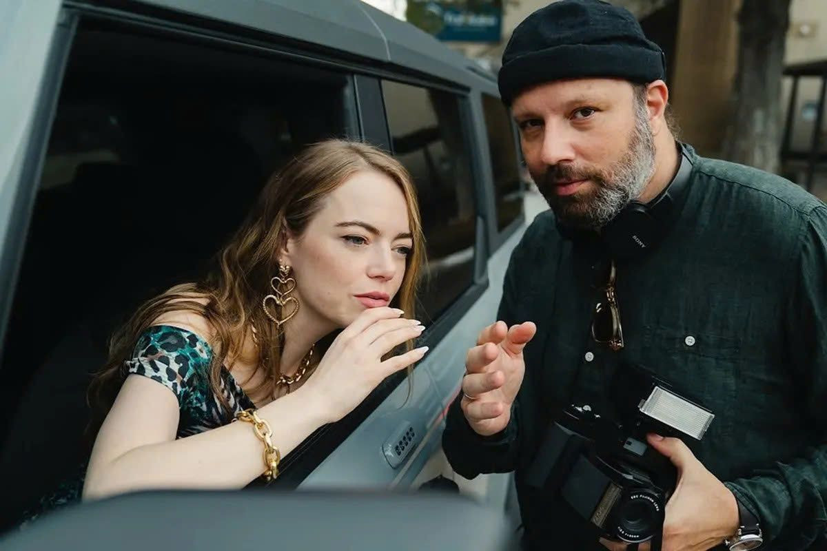 Emma và đạo diễn Yorgos Lanthimos trên phim trường "Kinds of Kindness". Ảnh: Atsushi Nishijima Emma và đạo diễn Yorgos Lanthimos trên phim trường "Kinds of Kindness". Ảnh: Atsushi Nishijima