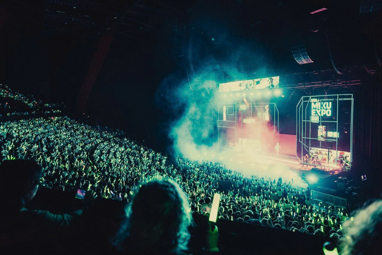 Concert hàng nghìn khán giả của Miku tại Sydney, Úc vào năm 2024. Ảnh: Charlie Hardy