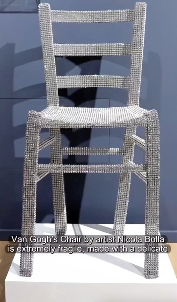 Theo tờ Express Tribune, chiếc ghế có giá trị 50 nghìn đôla (khoảng 1,3 tỷ đồng). Theo tờ Express Tribune, chiếc ghế có giá trị 50 nghìn đôla (khoảng 1,3 tỷ đồng).