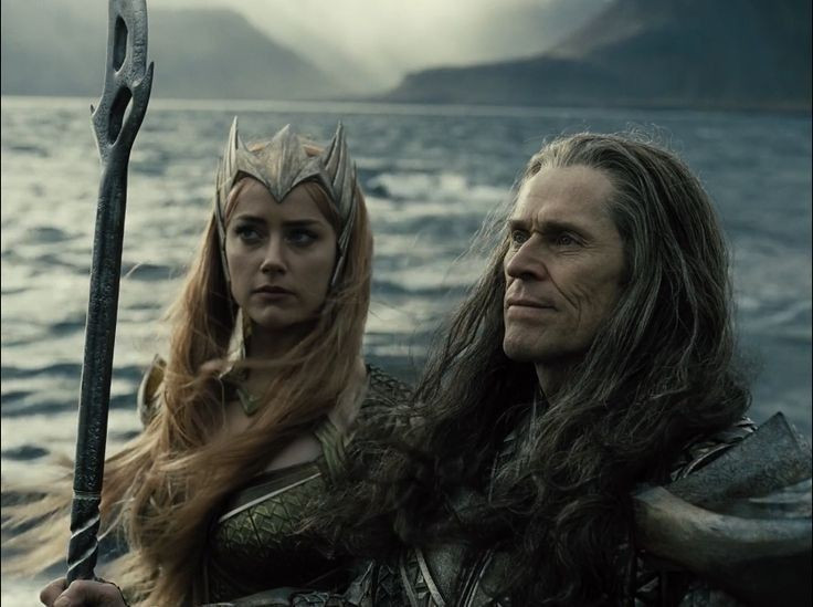 Mera và Nuidis Vulko (thầy Aquaman) tham gia trận chiến trên mặt đất.