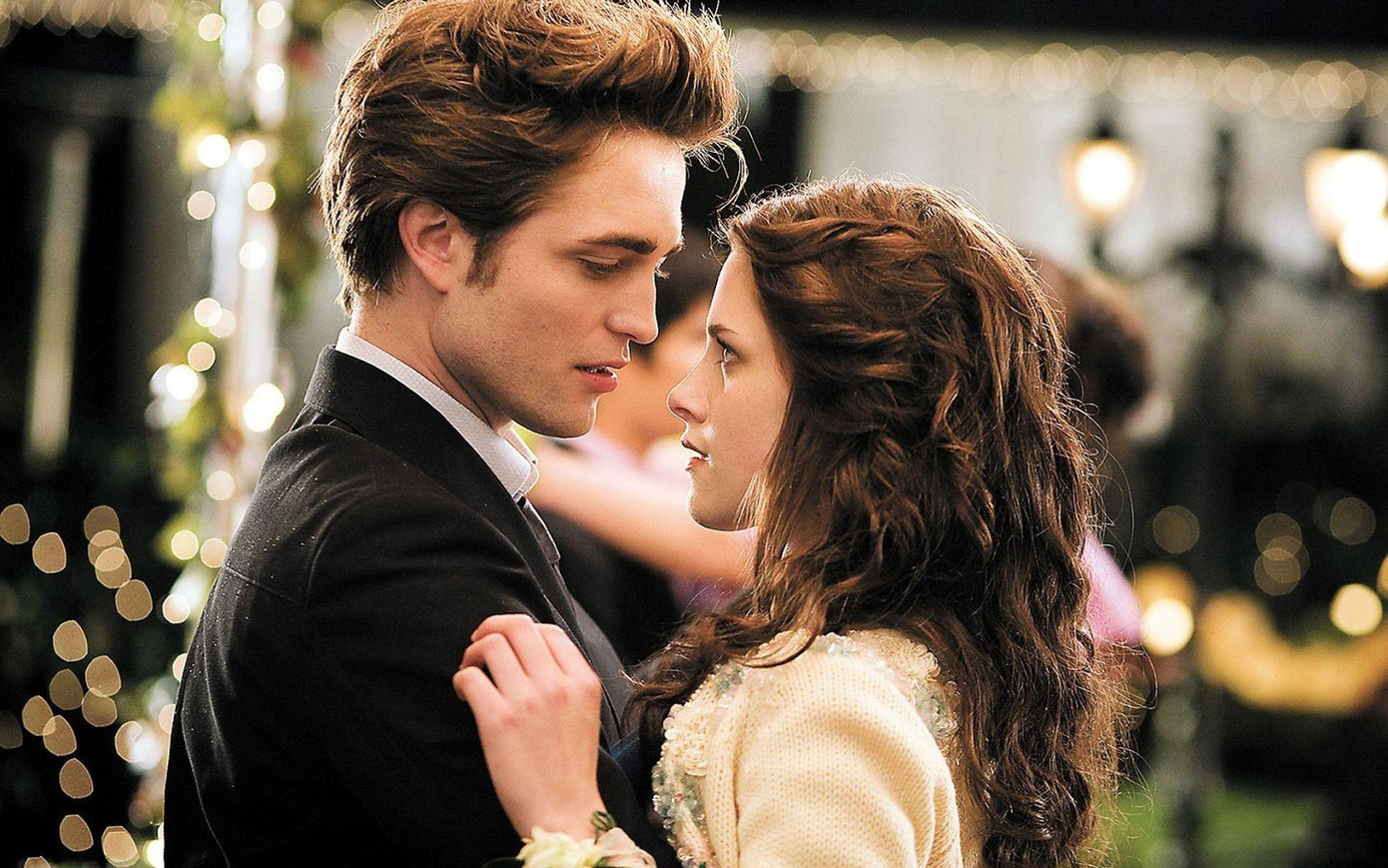 Robert Pattinson và Kristen Stewart trong phần phim Chạng Vạng đầu tiên (2008). Robert Pattinson và Kristen Stewart trong phần phim Chạng Vạng đầu tiên (2008).