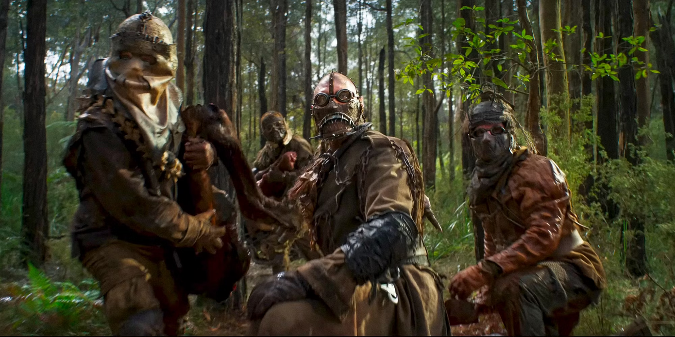 Furiosa đẩy bản thân vào nguy hiểm khi tự mình chống lại những kẻ ngoại lai tàn bạo. Furiosa đẩy bản thân vào nguy hiểm khi tự mình chống lại những kẻ ngoại lai tàn bạo.