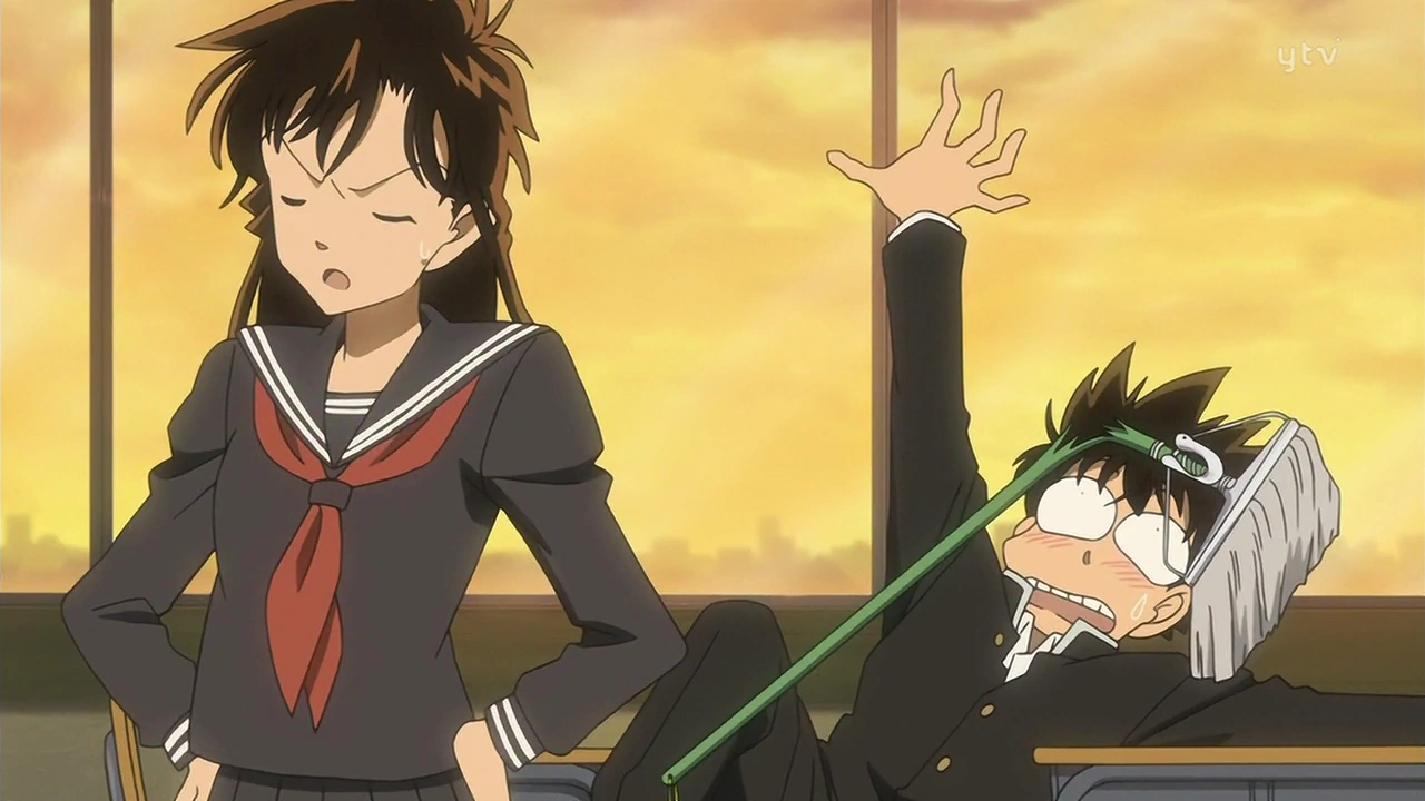 Thứ gây thương tích nhiều lần nhất cho Kaito Kid không phải là đạn dược của kẻ thù, mà là... cây chổi của Aoko.