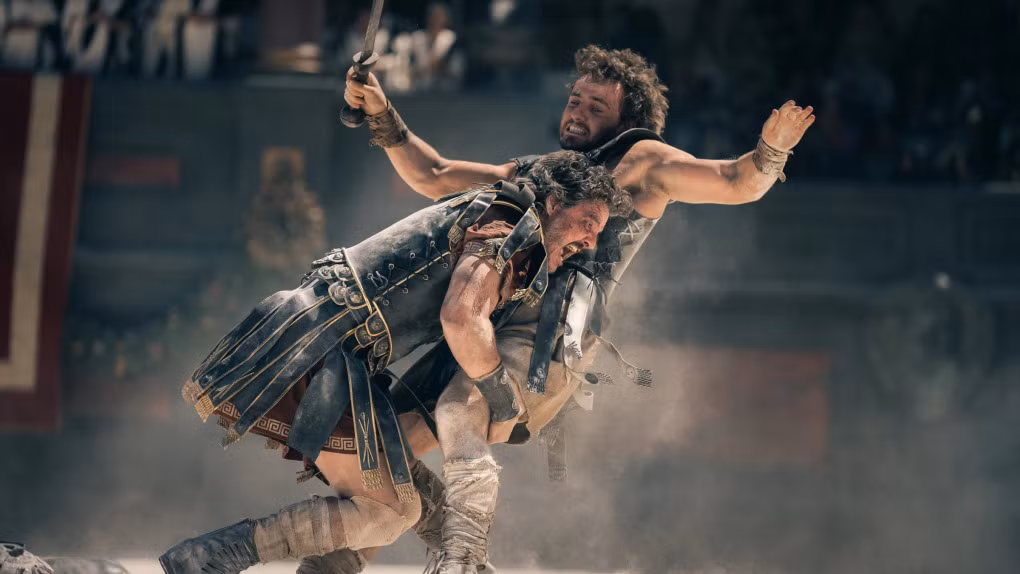 Cảnh chiến đấu của Pedro Pascal (trái) và Paul Mescal với tư cách là võ sĩ giác đấu trên phim. Ảnh: Paramount Pictures