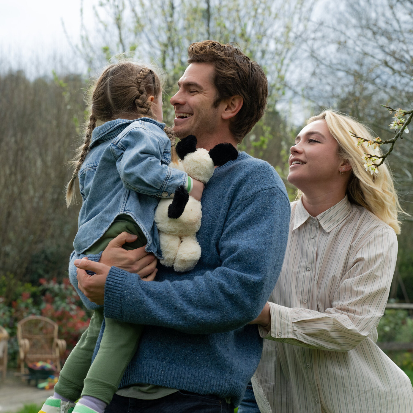 Tạo hình của Andrew Garfield và nữ chính Florence Pugh trong We Live in Time.
