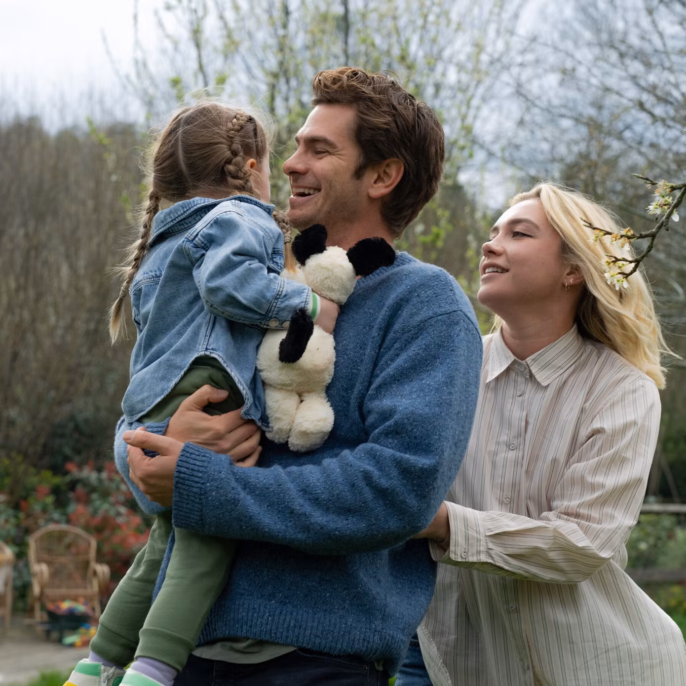 Tạo hình của Andrew Garfield và nữ chính Florence Pugh trong We Live in Time. Tạo hình của Andrew Garfield và nữ chính Florence Pugh trong We Live in Time.