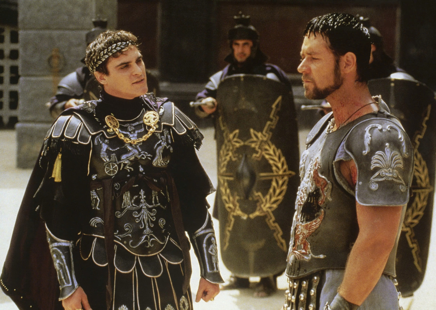 Tạo hình của Russell Crowe (phải) và Joaquin Phoenix trong "Gladiator". Ảnh: DreamWorks