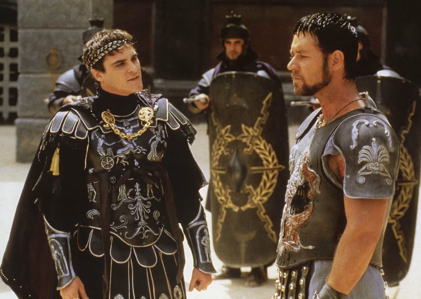 Tạo hình của Russell Crowe (phải) và Joaquin Phoenix trong "Gladiator". Ảnh: DreamWorks