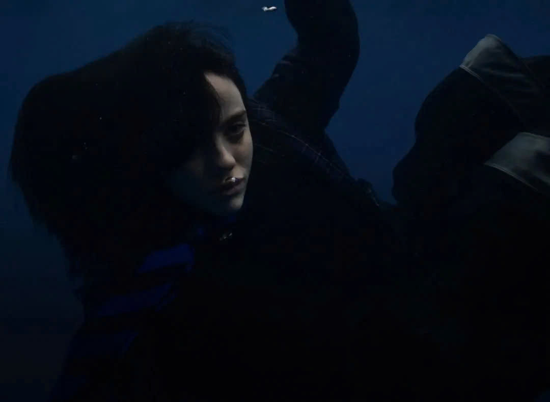 Một số hình ảnh chụp dưới nước của Billie.