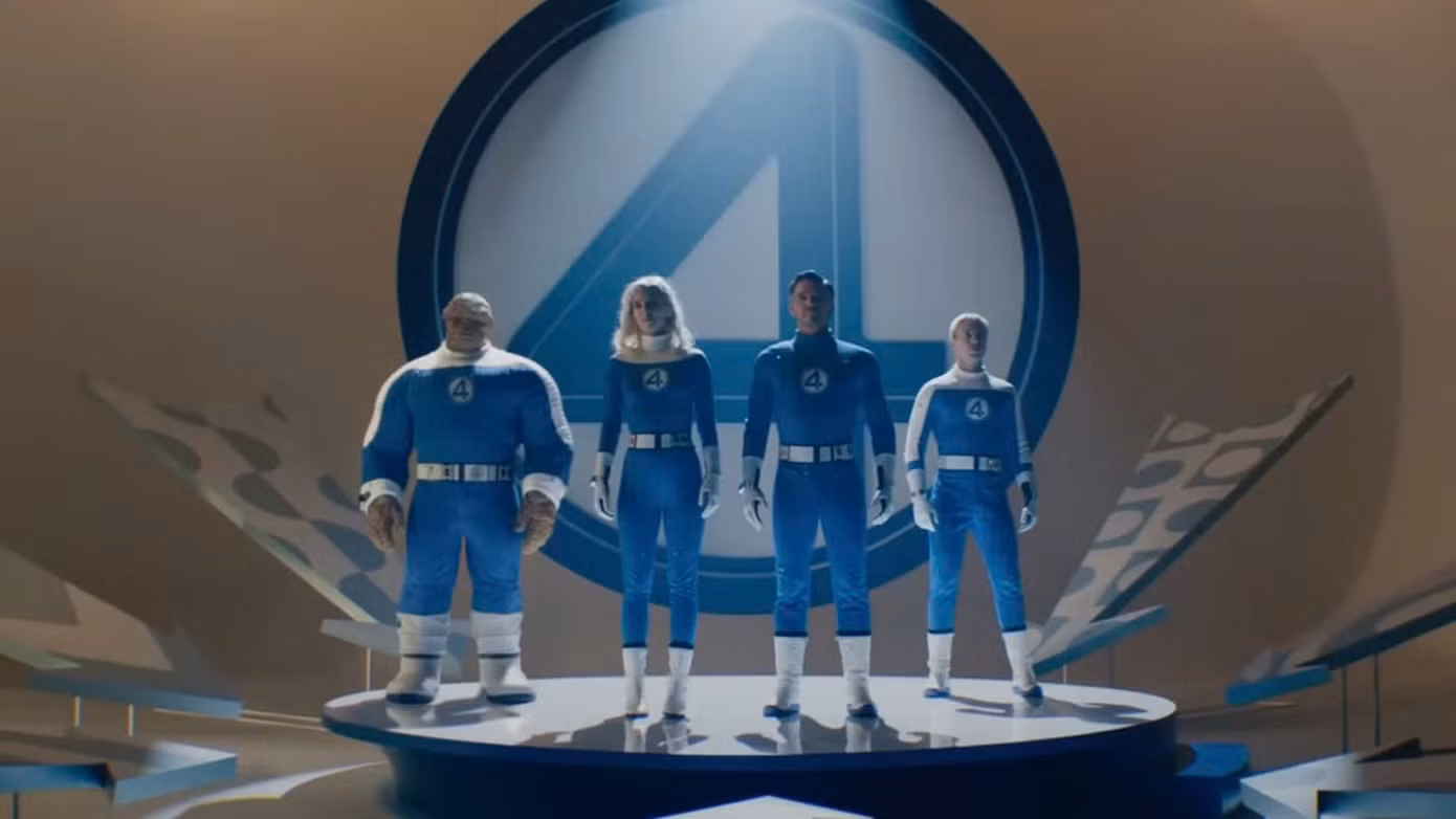 Trailer kết thúc với cảnh Fantastic Four đứng trong bộ đồng phục trắng xanh kinh điển của nguyên tác truyện tranh.