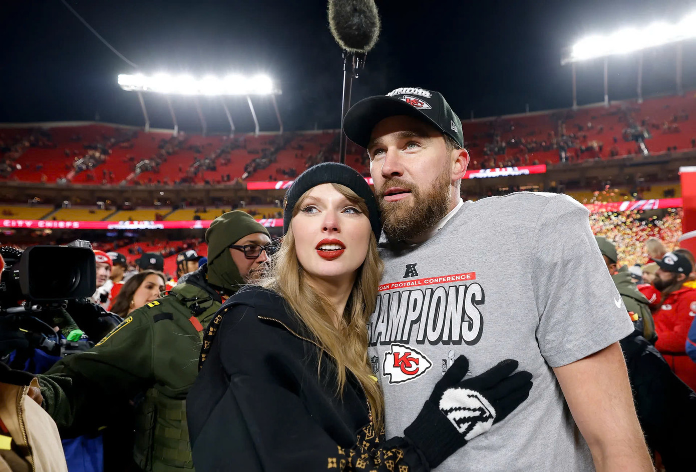 Taylor Swift ăn mừng cùng Travis Kelce sau khi đội của anh chiến thắng tại chung kết AFC Championship hôm 26/1. Ảnh: Vanity Fair/Getty Images Taylor Swift ăn mừng cùng Travis Kelce sau khi đội của anh chiến thắng tại chung kết AFC Championship hôm 26/1. Ảnh: Vanity Fair/Getty Images