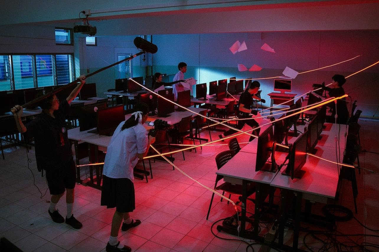 "Đoàn phim" nhí nhố bắt chước một cảnh trongbom tấn "Tenet". "Đoàn phim" nhí nhố bắt chước một cảnh trongbom tấn "Tenet".