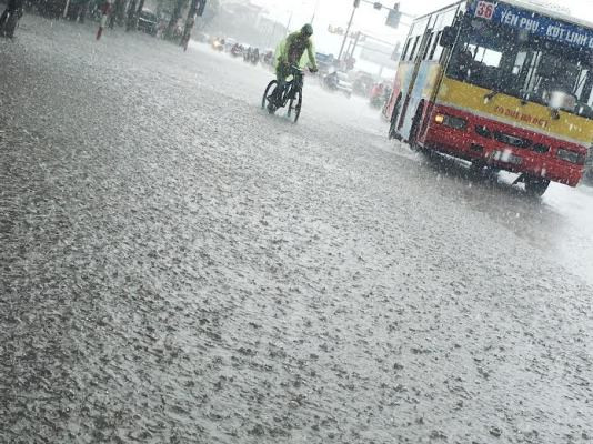 Đường Hà Nội thành sông, ùn tắc kinh hoàng dưới mưa ảnh 3