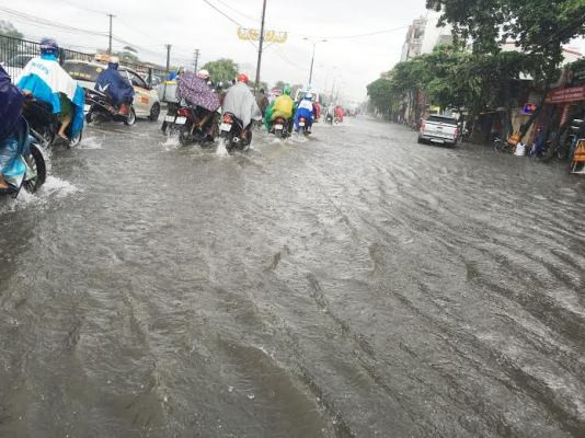 Đường Hà Nội thành sông, ùn tắc kinh hoàng dưới mưa ảnh 4