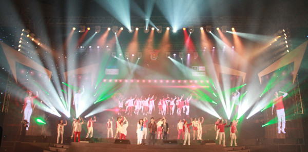 Mỹ Tâm, Hà Anh Tuấn và Phương Linh hát cùng nhau. Ảnh: Trường Phong