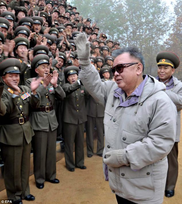 Khi còn sống, ông Kim Jong Il thường xuyên mặc chiếc áo khoác này đi thị sát . Khi còn sống, ông Kim Jong Il thường xuyên mặc chiếc áo khoác này đi thị sát