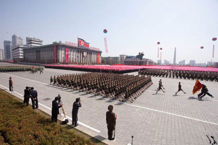 Binh sỹ Triều Tiên diễn binh trên Quảng trường Kim Nhật Thành ở trung tâm Bình Nhưỡng. . Binh sỹ Triều Tiên diễn binh trên Quảng trường Kim Nhật Thành ở trung tâm Bình Nhưỡng.