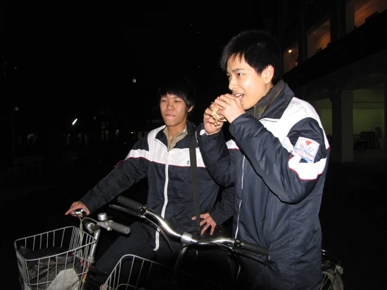 Học sinh nội thành chật vật thích nghi với việc đổi giờ học. Ảnh Trường Phong. Học sinh nội thành chật vật thích nghi với việc đổi giờ học. Ảnh Trường Phong