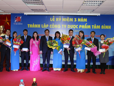 Trao bằng khen và phần thưởng cho các cá nhân có nhiều đóng góp 