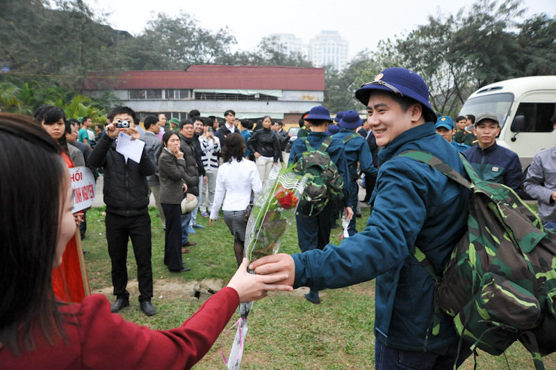 Anh đi bộ đội sao trên mũ