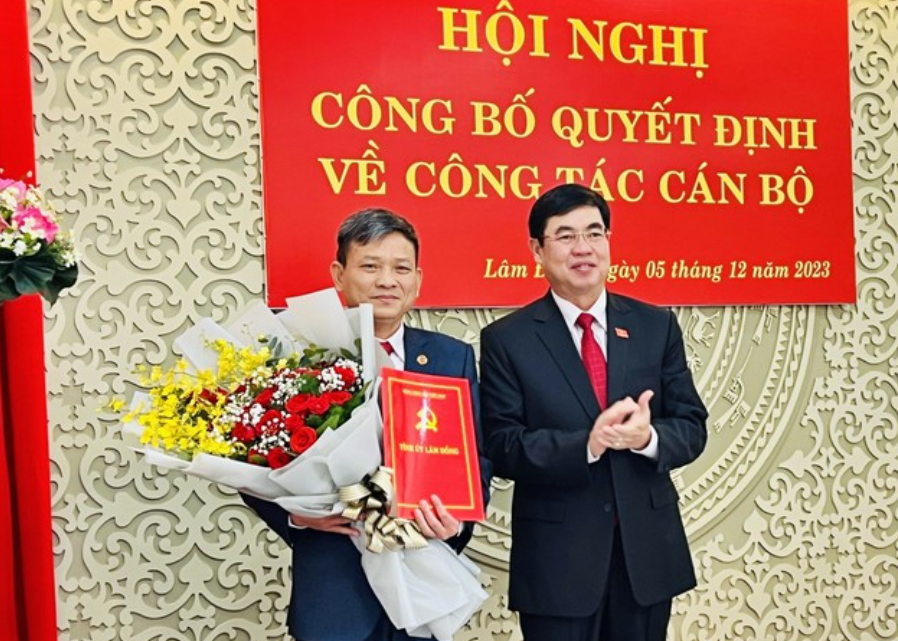 Ông Trần Đình Văn, Phó Bí thư Thường trực Tỉnh ủy, Trưởng Đoàn Đại biểu Quốc hội tỉnh Lâm Đồng trao quyết định chuẩn y Phó Chủ nhiệm Ủy ban Kiểm tra Tỉnh ủy Lâm Đồng cho ông Hoàng Xuân Thuỳ Ông Trần Đình Văn, Phó Bí thư Thường trực Tỉnh ủy, Trưởng Đoàn Đại biểu Quốc hội tỉnh Lâm Đồng trao quyết định chuẩn y Phó Chủ nhiệm Ủy ban Kiểm tra Tỉnh ủy Lâm Đồng cho ông Hoàng Xuân Thuỳ