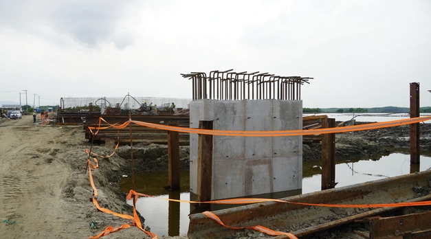 Đến nay, gói thầu số 38 Xây lắp cầu dẫn từ đầu tuyến đến trụ dẫn T36-T37 đã hoàn thành đường công vụ, mặt bằng thi công, hệ thống cấp điện, nước, đúc và đóng cọc 469 tim, thi công 18/380 dầm.. Gói thầu đảm bảo theo tiến độ hợp đồng đã ký kết. Đến nay, gói thầu số 38 Xây lắp cầu dẫn từ đầu tuyến đến trụ dẫn T36-T37 đã hoàn thành đường công vụ, mặt bằng thi công, hệ thống cấp điện, nước, đúc và đóng cọc 469 tim, thi công 18/380 dầm.. Gói thầu đảm bảo theo tiến độ hợp đồng đã ký kết.