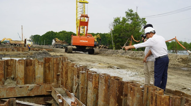 Còn tại gói thầu số 39, xây lắp cầu chính từ trụ T37 đến trụ T40 đang huy động thiết bị, nhân lực hoàn thành mặt bằng công trường; hoàn thành việc thông báo điều tiết đảm bảo an toàn hàng hải. Các đơn vị triển khai 2 mũi thi công cọc khoan nhồi trụ chính T38 và T39, thi công được 23/88 cọc khoan nhồi đảm bảo theo tiến độ hợp đồng. Còn tại gói thầu số 39, xây lắp cầu chính từ trụ T37 đến trụ T40 đang huy động thiết bị, nhân lực hoàn thành mặt bằng công trường; hoàn thành việc thông báo điều tiết đảm bảo an toàn hàng hải. Các đơn vị triển khai 2 mũi thi công cọc khoan nhồi trụ chính T38 và T39, thi công được 23/88 cọc khoan nhồi đảm bảo theo tiến độ hợp đồng.