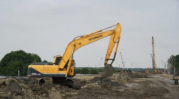 Những ngày này, không khí thi công tại dự án cầu Phước An đang rất khẩn trương. Đại diện liên doanh nhà thầu thi công Công ty cổ phần Đầu tư và Phát triển Hạ tầng 620 cho biết để đảm bảo tiến độ công trình, hiện có khoảng 400 công nhân của 4 nhà thầu đang thi công. Số công nhân này phải chia ca, kíp để thi công 24/24 với mục đích kịp tiến độ dự án. Những ngày này, không khí thi công tại dự án cầu Phước An đang rất khẩn trương. Đại diện liên doanh nhà thầu thi công Công ty cổ phần Đầu tư và Phát triển Hạ tầng 620 cho biết để đảm bảo tiến độ công trình, hiện có khoảng 400 công nhân của 4 nhà thầu đang thi công. Số công nhân này phải chia ca, kíp để thi công 24/24 với mục đích kịp tiến độ dự án.