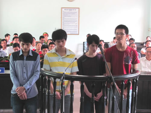 Từ phải sang: Bảo, Thọ, Vũ và Trung. Từ phải sang: Bảo, Thọ, Vũ và Trung